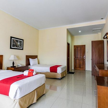 Reddoorz Plus Near Alun Alun Karanganyar Solo 外观 照片