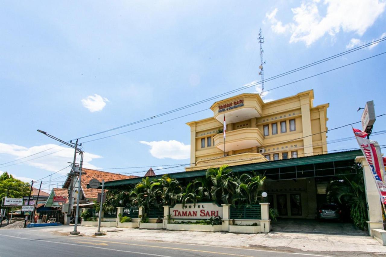 Reddoorz Plus Near Alun Alun Karanganyar Solo 外观 照片