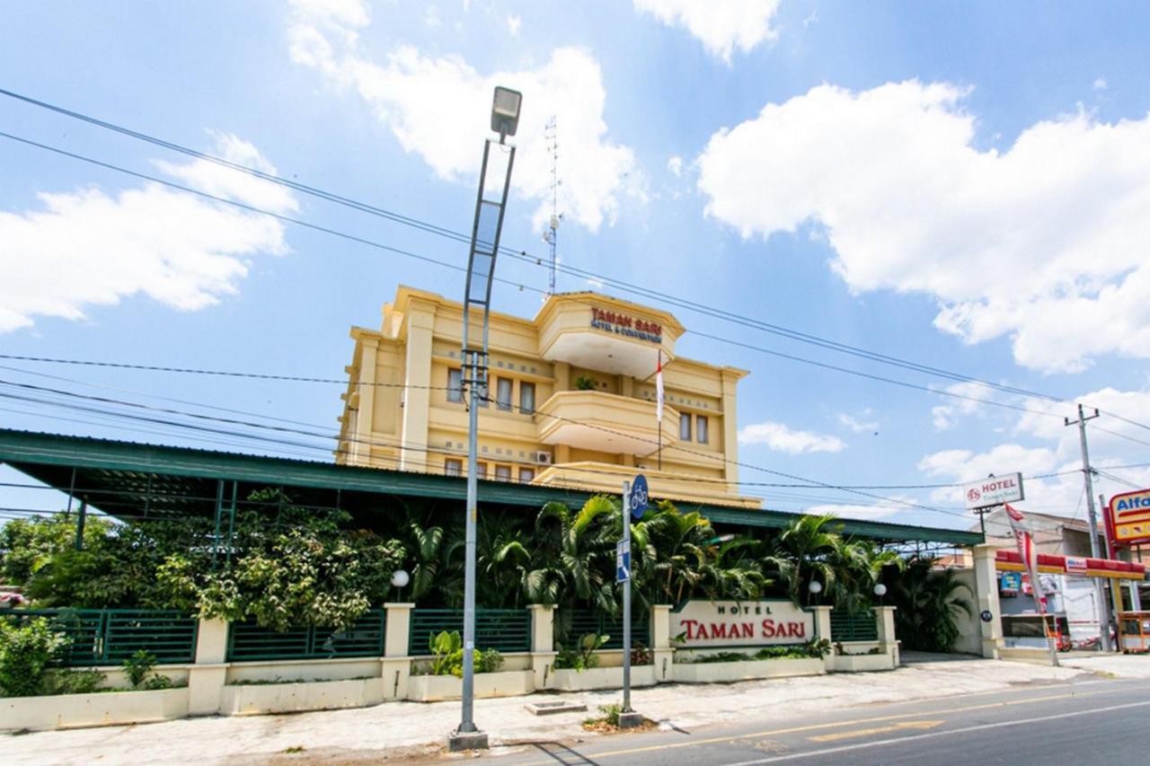 Reddoorz Plus Near Alun Alun Karanganyar Solo 外观 照片