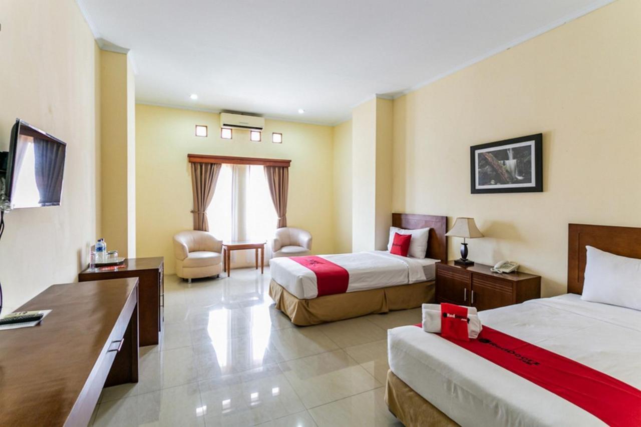 Reddoorz Plus Near Alun Alun Karanganyar Solo 外观 照片
