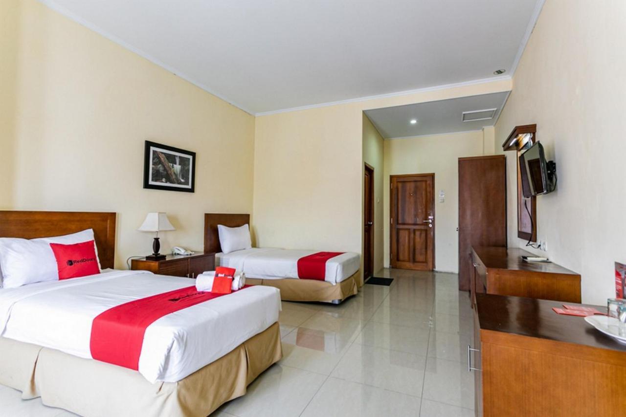 Reddoorz Plus Near Alun Alun Karanganyar Solo 外观 照片
