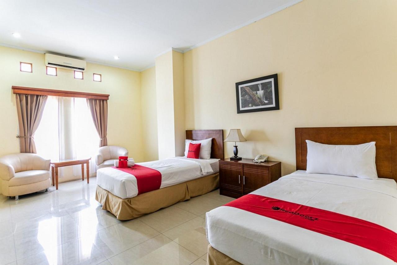 Reddoorz Plus Near Alun Alun Karanganyar Solo 外观 照片