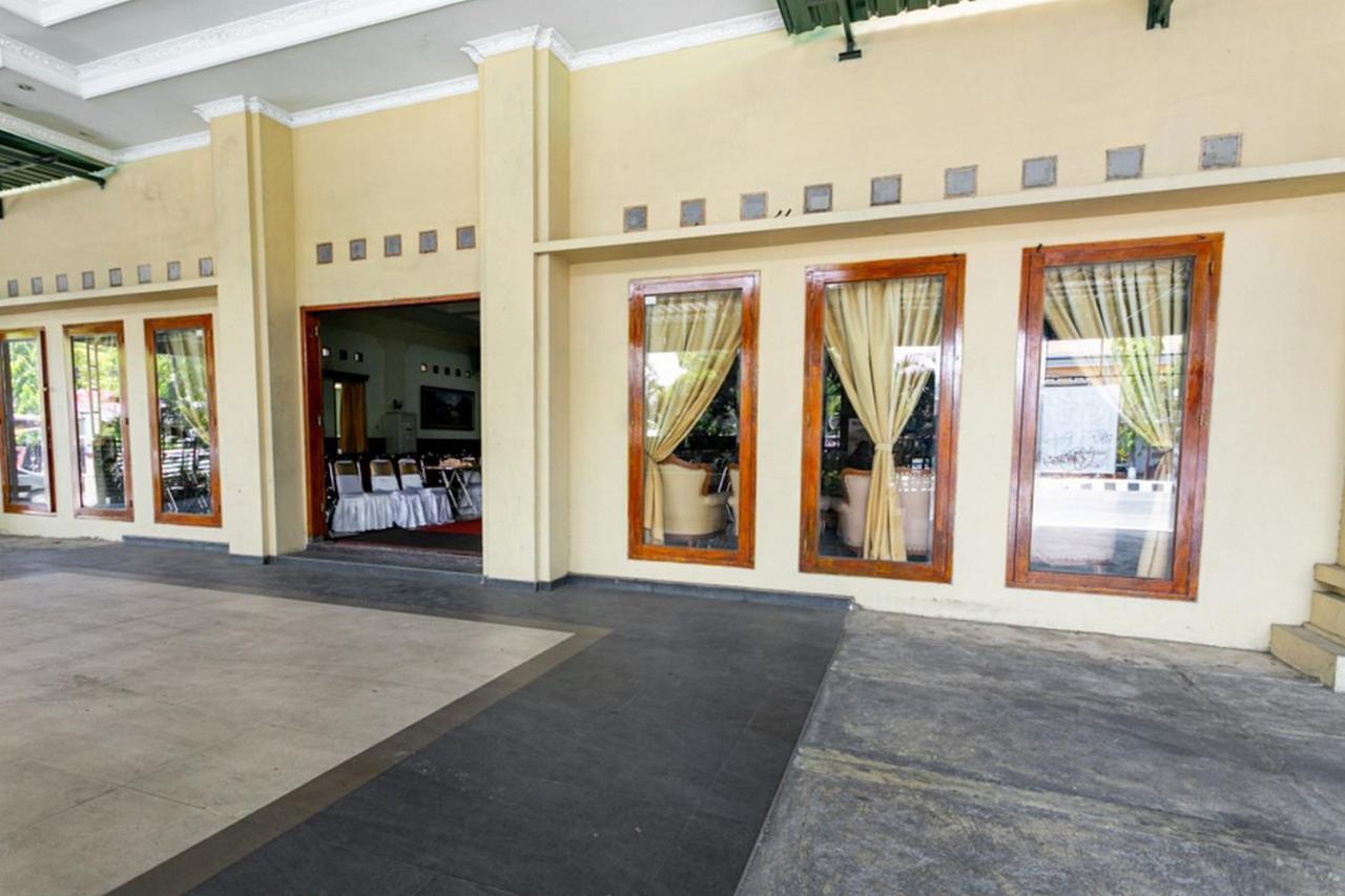 Reddoorz Plus Near Alun Alun Karanganyar Solo 外观 照片