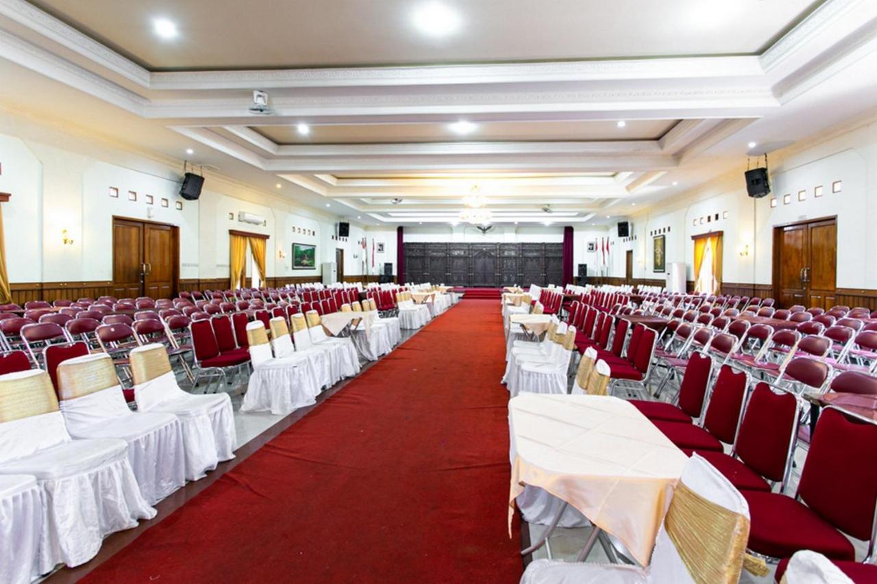 Reddoorz Plus Near Alun Alun Karanganyar Solo 外观 照片