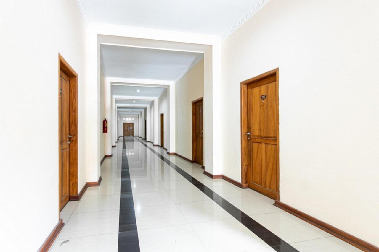 Reddoorz Plus Near Alun Alun Karanganyar Solo 外观 照片