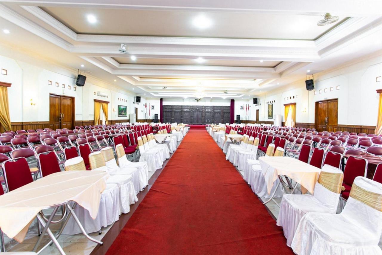 Reddoorz Plus Near Alun Alun Karanganyar Solo 外观 照片