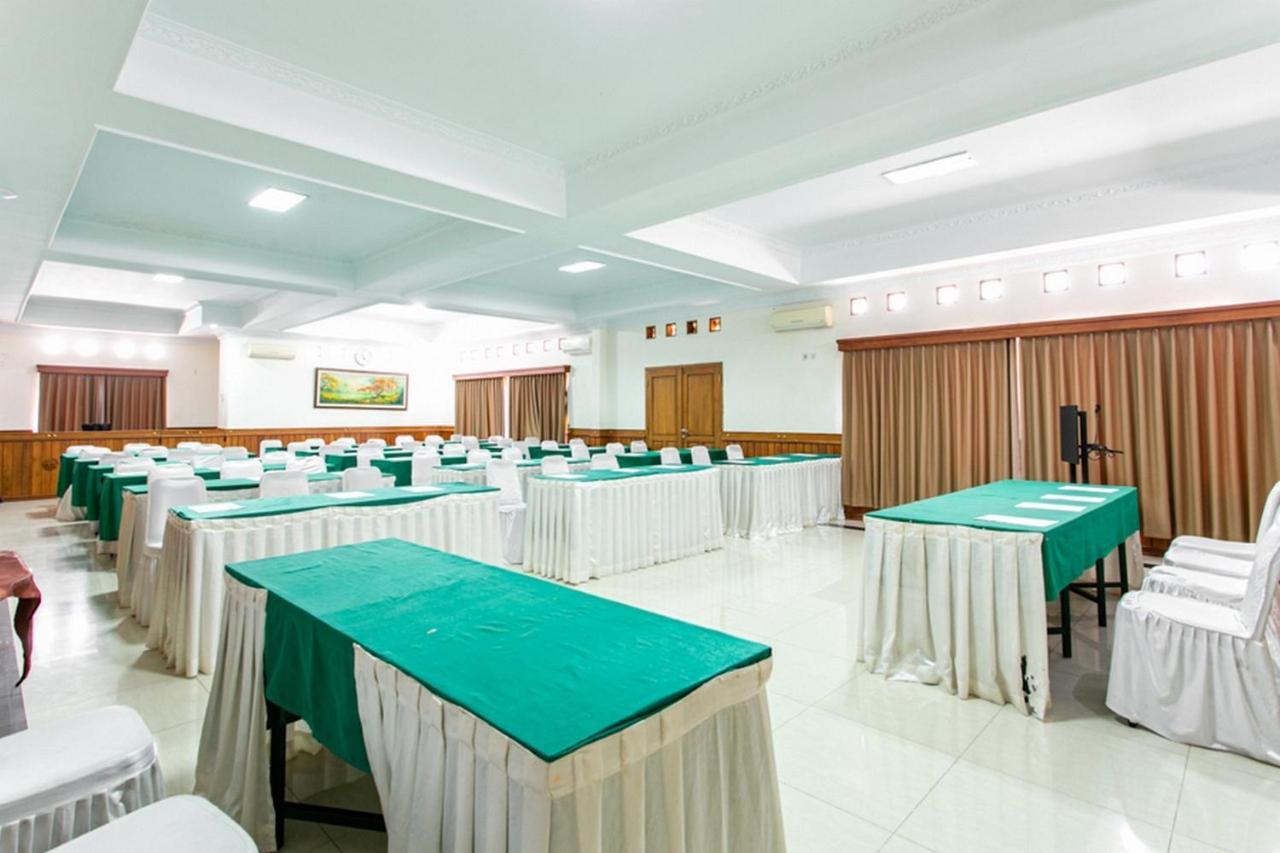 Reddoorz Plus Near Alun Alun Karanganyar Solo 外观 照片